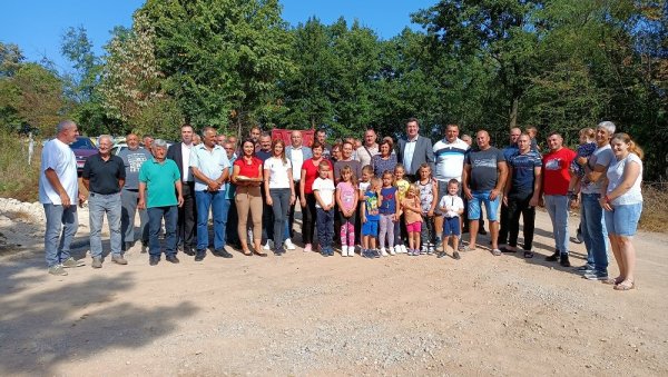 АСФАЛТ ПОСЛЕ ВИШЕ ДЕЦЕНИЈА: Велика радост у Букору код Шапца АСФАЛТ ПОСЛЕ ВИШЕ ДЕЦЕНИЈА: Велика радост у Букору код Шапца