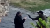 СЛИКЕ ИЗ МАНАСТИРА БАЊСКА: Наоружана лица у околини, верници закључани (ФОТО) СЛИКЕ ИЗ МАНАСТИРА БАЊСКА: Наоружана лица у околини, верници закључани (ФОТО)