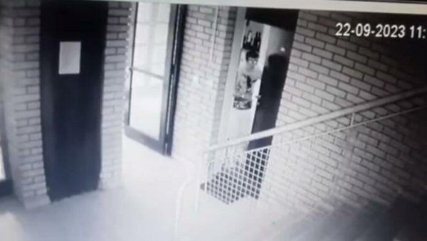 ПОКРАО ЈЕ СВЕ ВРЕДНЕ СТВАРИ: Камере ухватиле лопова у Вишњичкој бањи - Станари забринути, ово није први случај (ВИДЕО) ПОКРАО ЈЕ СВЕ ВРЕДНЕ СТВАРИ: Камере ухватиле лопова у Вишњичкој бањи - Станари забринути, ово није први случај (ВИДЕО)