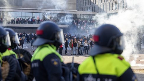 HAOS U AMSTERDAMU: Navijači polupali stadion, neredi se preneli na ulicu, reagovala konjica (FOTO/VIDEO)