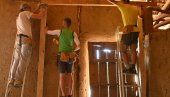 ЗЕМЉАНЕ КУЋЕ ПОНОВО У МОДИ: Радионица у селу Содерце недалеко од Врања ЗЕМЉАНЕ КУЋЕ ПОНОВО У МОДИ: Радионица у селу Содерце недалеко од Врања