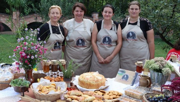 ДА СЕ СЛАВА НЕ ЗАБОРАВИ: Манифестација у част српског хлеба – славског колача у Ђовдину код Петровца на Млави (ФОТО) ДА СЕ СЛАВА НЕ ЗАБОРАВИ: Манифестација у част српског хлеба – славског колача у Ђовдину код Петровца на Млави (ФОТО)