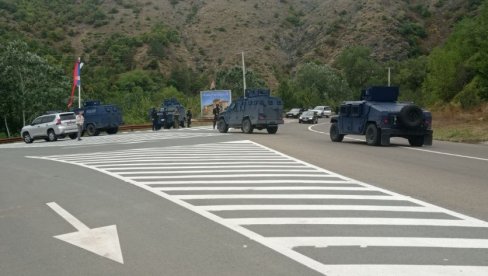 KURTIJEVI SPECIJALCI PRETRESAJU SRPSKA VOZILA: Srpski hodočasnici nakon davanja izjava napustili manastir u pratnji EULEKS-a (VIDEO) KURTIJEVI SPECIJALCI PRETRESAJU SRPSKA VOZILA: Srpski hodočasnici nakon davanja izjava napustili manastir u pratnji EULEKS-a (VIDEO)