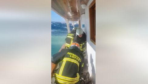 DRAMA NA JADRANSKOM MORU: Nasukao se brod pun turista, visoki talasi napravili haos (FOTO/VIDEO) DRAMA NA JADRANSKOM MORU: Nasukao se brod pun turista, visoki talasi napravili haos (FOTO/VIDEO)