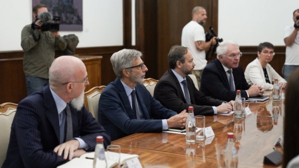 ЛАЖНА БРИГА КВИНТЕ ЗА СРБЕ: Амбасадори пет земаља затражили од Куртија да привремено суспендује уредбу о укидању динара ЛАЖНА БРИГА КВИНТЕ ЗА СРБЕ: Амбасадори пет земаља затражили од Куртија да привремено суспендује уредбу о укидању динара