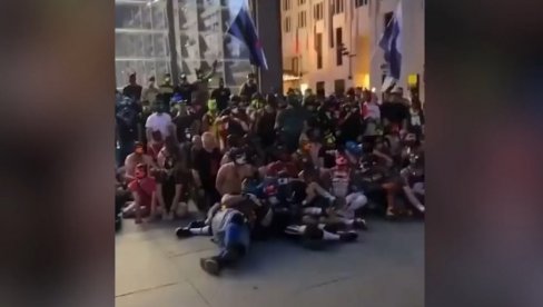 ČOPOR LJUDI LAJE U BERLINU: Preko 1.000 osoba koje se identifikuju kao psi, zavija i kevće u prestonici Nemačke (VIDEO) ČOPOR LJUDI LAJE U BERLINU: Preko 1.000 osoba koje se identifikuju kao psi, zavija i kevće u prestonici Nemačke (VIDEO)
