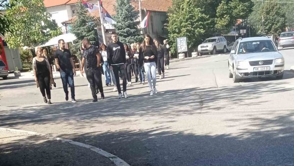 ЧУВАЈ НАША ТРИ ЧУДА ОДОЗГО Новости у Бањској: Супруга и мештани се опраштају од убијеног Стефана чије тело породица још није преузела ЧУВАЈ НАША ТРИ ЧУДА ОДОЗГО Новости у Бањској: Супруга и мештани се опраштају од убијеног Стефана чије тело породица још није преузела