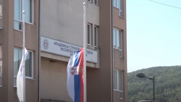 ТУЖНИ ПРИЗОРИ ИЗ ЛЕПОСАВИЋА: Заставе на пола копља, вечерас паљење свећа за трагично убијене Србе у Бањској (ВИДЕО) ТУЖНИ ПРИЗОРИ ИЗ ЛЕПОСАВИЋА: Заставе на пола копља, вечерас паљење свећа за трагично убијене Србе у Бањској (ВИДЕО)