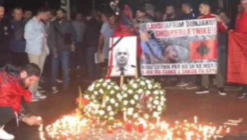 KRV SE NE PRAŠTA: Jezive poruke Albanaca, slave ubijenog policajca uz zastave OVK (FOTO) KRV SE NE PRAŠTA: Jezive poruke Albanaca, slave ubijenog policajca uz zastave OVK (FOTO)