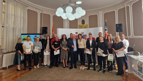 ПОДРЖАНО 25 МАЛИХ БИЗНИСА: Донације за предузетнике у Лесковцу ПОДРЖАНО 25 МАЛИХ БИЗНИСА: Донације за предузетнике у Лесковцу