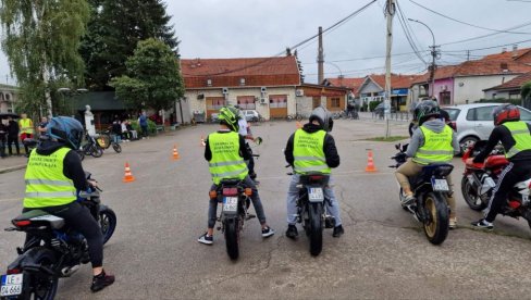 TRENING BEZBEDNE VOŽNJE: Saveti za motocikliste i mopediste u Leskovcu TRENING BEZBEDNE VOŽNJE: Saveti za motocikliste i mopediste u Leskovcu