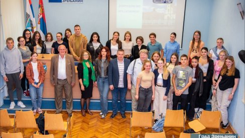POSTALI BRAĆA PO - FILOZOFIJI: Gimnazijalci iz nemačkog grada Hercogenrat ponovo na razmeni učenika u Zrenjaninu (FOTO) POSTALI BRAĆA PO - FILOZOFIJI: Gimnazijalci iz nemačkog grada Hercogenrat ponovo na razmeni učenika u Zrenjaninu (FOTO)