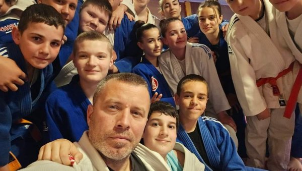 ЛЕЖАО ЈЕ У ЛОКВИ КРВИ: Хумани Бањалучанин није окренуо главу - Дејан спасао старца смрти ЛЕЖАО ЈЕ У ЛОКВИ КРВИ: Хумани Бањалучанин није окренуо главу - Дејан спасао старца смрти