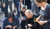 SUPRUGA UBIJENOG STEFANA NEDELJKOVIĆA NEUTEŠNA: Potresne slike iz Zvečana (FOTO) SUPRUGA UBIJENOG STEFANA NEDELJKOVIĆA NEUTEŠNA: Potresne slike iz Zvečana (FOTO)