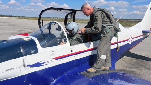 LETAČKA OBUKA BUDUĆIH PILOTA VOJSKE SRBIJE: Prvo „lasta“ pa onda „supergaleb G-4“ (FOTO) LETAČKA OBUKA BUDUĆIH PILOTA VOJSKE SRBIJE: Prvo „lasta“ pa onda „supergaleb G-4“ (FOTO)