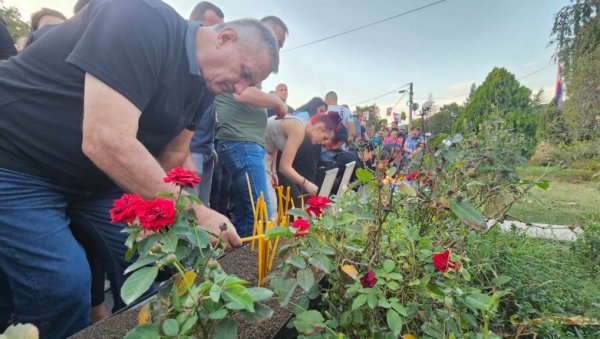 РЕКЕ ЉУДИ ОПРАШТАЈУ СЕ ОД СТРАДАЛИХ ХЕРОЈА: Туга опасала север Косова и Метохије (ФОТО) РЕКЕ ЉУДИ ОПРАШТАЈУ СЕ ОД СТРАДАЛИХ ХЕРОЈА: Туга опасала север Косова и Метохије (ФОТО)