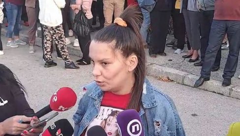 KO JE KRIV ZA SMRT BEBE ISKRE? Protest u Nikšiću, direktorka opšte bolnice jedva izbegla linč (FOTO/VIDEO) KO JE KRIV ZA SMRT BEBE ISKRE? Protest u Nikšiću, direktorka opšte bolnice jedva izbegla linč (FOTO/VIDEO)