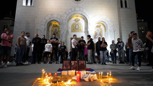 SVAKA SUZA BOGA MOLI, SVAKOG SRBINA DUŠA BOLI: Hiljade građana pred Hramom Svetog Save odaje počast Srbima ubijenim na KiM (FOTO) SVAKA SUZA BOGA MOLI, SVAKOG SRBINA DUŠA BOLI: Hiljade građana pred Hramom Svetog Save odaje počast Srbima ubijenim na KiM (FOTO)