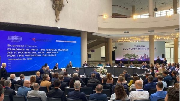 ЧАДЕЖ ИЗ ТИРАНЕ: Због политичких ограничења компаније све теже послују ЧАДЕЖ ИЗ ТИРАНЕ: Због политичких ограничења компаније све теже послују