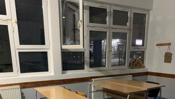 МЕШТАНИ ЛИПЉАНА УЗНЕМИРЕНИ: Поломљени прозори на Основној школи Браћа Аксић МЕШТАНИ ЛИПЉАНА УЗНЕМИРЕНИ: Поломљени прозори на Основној школи Браћа Аксић
