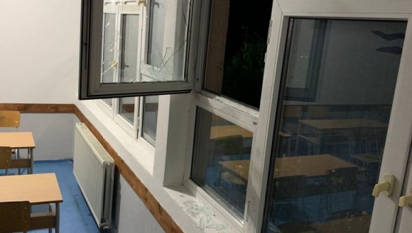 ТАЛАС КУРТИЈЕВОГ НАСИЉА ОДЈЕКУЈЕ И У СРПСКИМ ШКОЛАМА: Огласила се Канцеларија за КиМ након инцидента у Липљану (ФОТО) ТАЛАС КУРТИЈЕВОГ НАСИЉА ОДЈЕКУЈЕ И У СРПСКИМ ШКОЛАМА: Огласила се Канцеларија за КиМ након инцидента у Липљану (ФОТО)