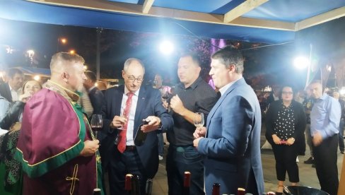 ВИНСКА ПРОМЕНАДА, ПРЕДСТАВА И КОНЦЕРТ: У Параћину, уочи Крстовдана, обележен празник општине (ФОТО) ВИНСКА ПРОМЕНАДА, ПРЕДСТАВА И КОНЦЕРТ: У Параћину, уочи Крстовдана, обележен празник општине (ФОТО)
