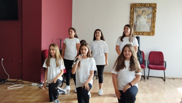 ЕВРОВИЗИЈА НА ЂАЧКИ НАЧИН: Краљевачки основци оригинално обележили Европски дан језика (ФОТО) ЕВРОВИЗИЈА НА ЂАЧКИ НАЧИН: Краљевачки основци оригинално обележили Европски дан језика (ФОТО)