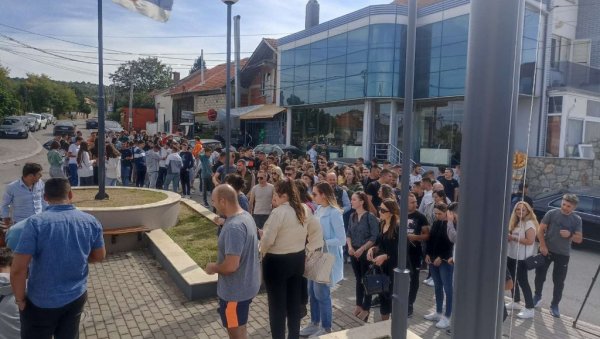СРБИ ИЗ КОСОВСКОГ ПОМОРАВЉА ТУГУЈУ ЗА УБИЈЕНОМ БРАЋОМ: У редовима стоје како би запалили свеће и одали почаст (ФОТО) СРБИ ИЗ КОСОВСКОГ ПОМОРАВЉА ТУГУЈУ ЗА УБИЈЕНОМ БРАЋОМ: У редовима стоје како би запалили свеће и одали почаст (ФОТО)