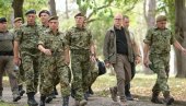 ВУЧЕВИЋ СТИГАО У РЕЈОН РАЗМЕШТАЈА ВОЈСКЕ СРБИЈЕ: Састанак са начелником Генералштаба о безбедносној ситуацији