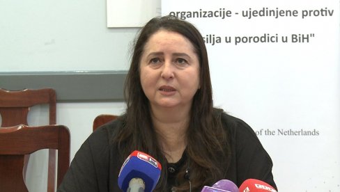 УДРУЖЕЊА ИЗ ЦЕЛЕ БиХ У ЗАЈЕДНИЧКОМ ПРОЈЕКТУ: Уједињени против насиља у породици УДРУЖЕЊА ИЗ ЦЕЛЕ БиХ У ЗАЈЕДНИЧКОМ ПРОЈЕКТУ: Уједињени против насиља у породици