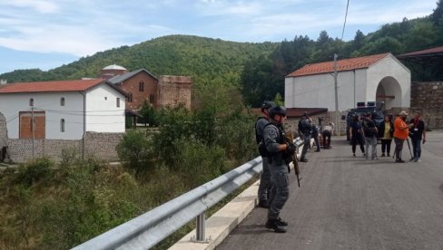 DUGE CEVI OKO MANASTIRA: Kurtijevi specijalci naoružani do zuba, na ulicama čaure  - Novosti u Banjskoj (FOTO/VIDEO)