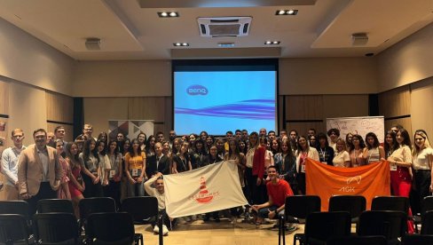 OTVOREN SVETIONIK ZNANJA: Mladi rade na razvoju kulturnih projekata OTVOREN SVETIONIK ZNANJA: Mladi rade na razvoju kulturnih projekata