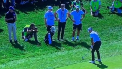 ŠTA RADI OVAJ ČOVEK!? Novak Đoković pokazao zavidno umeće i na golf terenu (VIDEO) ŠTA RADI OVAJ ČOVEK!? Novak Đoković pokazao zavidno umeće i na golf terenu (VIDEO)