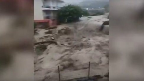 ГРЧКА НА УДАРУ ПОПЛАВА, НАЈТЕЖЕ У ЕВИЈИ: Вода више од метар дубине (ВИДЕО) ГРЧКА НА УДАРУ ПОПЛАВА, НАЈТЕЖЕ У ЕВИЈИ: Вода више од метар дубине (ВИДЕО)