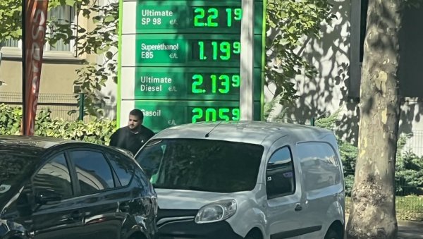 КРИВЕ РУСЕ ЗА СКУПО ГОРИВО: Астрономске цене бензина и дизела на пумпама, власт тражи да их нафтаџије продају без зараде КРИВЕ РУСЕ ЗА СКУПО ГОРИВО: Астрономске цене бензина и дизела на пумпама, власт тражи да их нафтаџије продају без зараде