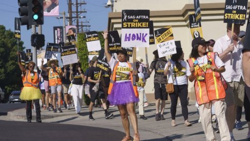 HOLIVUDSKI SCENARISTI PREKINULI ŠTRAJK: Protesti koštali američku ekonomiju skoro pet milijardi dolara HOLIVUDSKI SCENARISTI PREKINULI ŠTRAJK: Protesti koštali američku ekonomiju skoro pet milijardi dolara