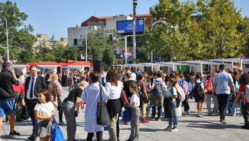 НА ТРГУ ЛЕКЦИЈА О  СТРАНИМ КУЛТУРАМА: У центру  Београда одржана  манифестација  поводом Европксог дана језика