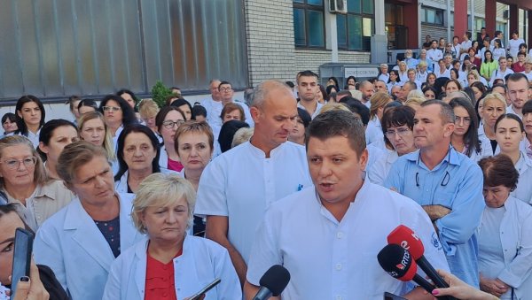 ЗБОГ СМРТИ БЕБЕ ПРЕДУЗЕТЕ СВЕ ЗАКОНСКЕ МЕРЕ: Скуп запослених у Општој болници у Никшићу ЗБОГ СМРТИ БЕБЕ ПРЕДУЗЕТЕ СВЕ ЗАКОНСКЕ МЕРЕ: Скуп запослених у Општој болници у Никшићу