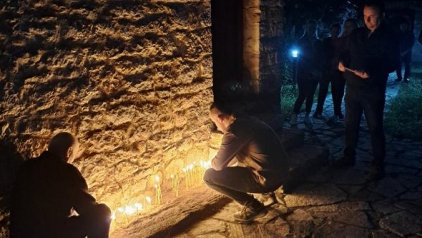 И ВЕЧЕРАС ГОРЕ СВЕЋЕ ЗА УБИЈЕНУ БРАЋУ: Срби у Великој Хочи одају почаст жртвама Куртијевог терора (ФОТО/ВИДЕО) И ВЕЧЕРАС ГОРЕ СВЕЋЕ ЗА УБИЈЕНУ БРАЋУ: Срби у Великој Хочи одају почаст жртвама Куртијевог терора (ФОТО/ВИДЕО)