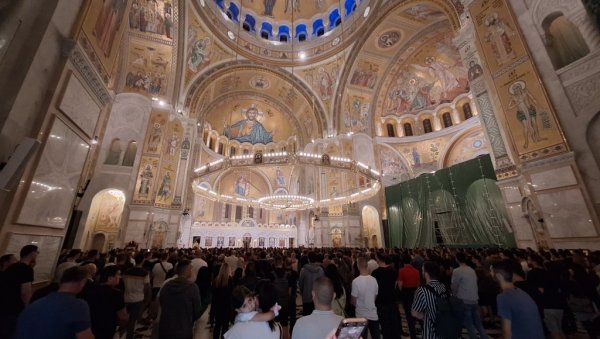 СВЕЋЕ ИСПРЕД ХРАМА ЗА УБИЈЕНЕ СРБЕ: Верници и вечерас одају пошту страдалим сународницима са Космета (ФОТО/ВИДЕО) СВЕЋЕ ИСПРЕД ХРАМА ЗА УБИЈЕНЕ СРБЕ: Верници и вечерас одају пошту страдалим сународницима са Космета (ФОТО/ВИДЕО)