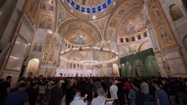 СВЕЋЕ ИСПРЕД ХРАМА ЗА УБИЈЕНЕ СРБЕ: Верници и вечерас одају пошту страдалим сународницима са Космета (ФОТО/ВИДЕО)