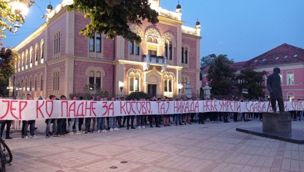 МОЛТВЕ И СВЕЋЕ ЗА ДУШЕ ПОГИНУЛИХ: Фудбалски клубови Војводина, Младост и Кабела одали пошту убијеним Србима (ФОТО)