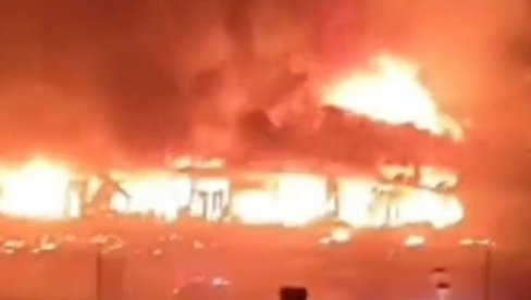 JAKA EKSPLOZIJA U UZBEKISTANU: Jezivi prizori - dim kulja u nebo, ljudi panično beže (VIDEO) JAKA EKSPLOZIJA U UZBEKISTANU: Jezivi prizori - dim kulja u nebo, ljudi panično beže (VIDEO)