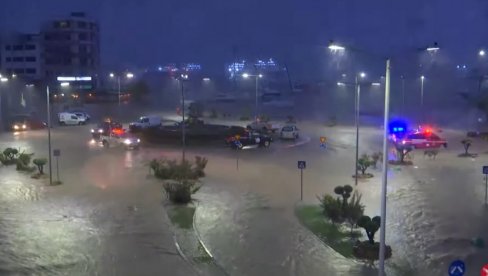 PUTEVI ZATRPANI KAMENJEM, NEMA STRUJE, LJUDI UPLAŠENI... Teška situacija u Grčkoj nakon jakog nevremena (VIDEO) PUTEVI ZATRPANI KAMENJEM, NEMA STRUJE, LJUDI UPLAŠENI... Teška situacija u Grčkoj nakon jakog nevremena (VIDEO)