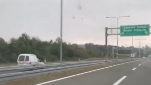 LJUDSKA GLUPOST NEMA GRANICA: Pojavio se novi snimak vožnje na auto-putu u kontrasmeru (VIDEO) LJUDSKA GLUPOST NEMA GRANICA: Pojavio se novi snimak vožnje na auto-putu u kontrasmeru (VIDEO)