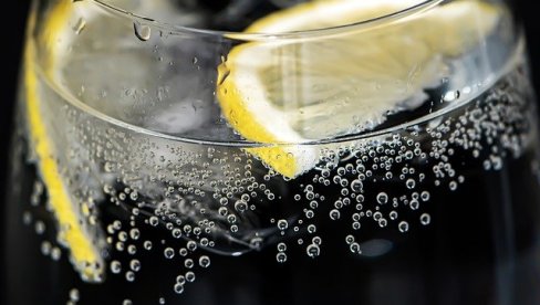 AKO PRETERATE SA HRANOM TOKOM PRAZNIKA: Ubrzajte varenje - Dovoljno je da vodi koju pijete dodate neku od ovih 6 namirnica AKO PRETERATE SA HRANOM TOKOM PRAZNIKA: Ubrzajte varenje - Dovoljno je da vodi koju pijete dodate neku od ovih 6 namirnica