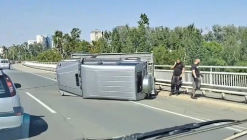 IZVRNULA SE PRIKOLICA SA AUTOMOBILOM: Saobraćajka u Novom Sadu (VIDEO) IZVRNULA SE PRIKOLICA SA AUTOMOBILOM: Saobraćajka u Novom Sadu (VIDEO)