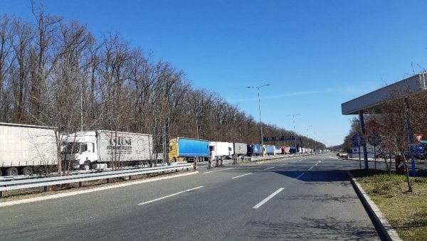 УПРАВА ГРАНИЧНЕ ПОЛИЦИЈЕ: Гужва за камионе на Батровцима УПРАВА ГРАНИЧНЕ ПОЛИЦИЈЕ: Гужва за камионе на Батровцима
