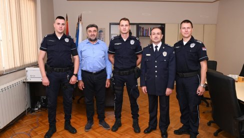 POMOGLI DA BEBA DOĐE DO BOLNICE: Prijem za hrabre policajce iz Borče POMOGLI DA BEBA DOĐE DO BOLNICE: Prijem za hrabre policajce iz Borče