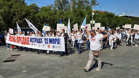 ВЕЋЕ ПЛАТЕ ИЛИ НОВИ ПРОТЕСТИ: Упозорење синдикалаца из јавног сектора у Бањалуци ВЕЋЕ ПЛАТЕ ИЛИ НОВИ ПРОТЕСТИ: Упозорење синдикалаца из јавног сектора у Бањалуци